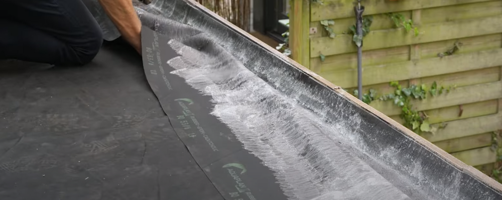 EPDM dakbedekking verlijmen met bodemlijm en contactlijm – uitleg over droogtijd